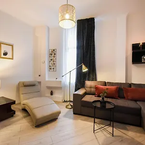 Apartment Discover Comfort: Charming & Spacious In The Old Town, Bucharest